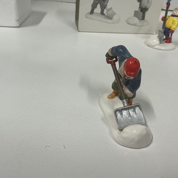 Dept 56 Snow Village “A HEAVY SNOWFALL” Set of 2 Figures Retired #5434-8 - Picture 6 of 12